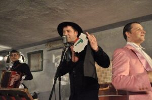 Auăleu! Au revenit cei de la Teatrul de Garaj de pe strada Zoe