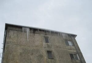 Atenţie la ţurţurii de gheaţă!