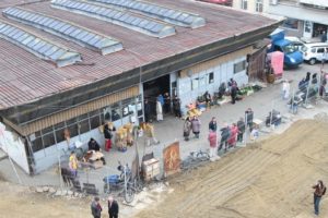 Primăria Timişoara şi Reprezentanţii unei firmei au început să demoleze vechea piaţă din cartierul Iosefin. 1